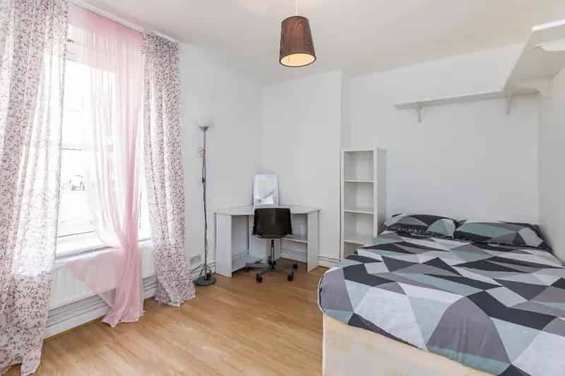 4 Bedroom Flat Bethnal Green Recently Refurbished