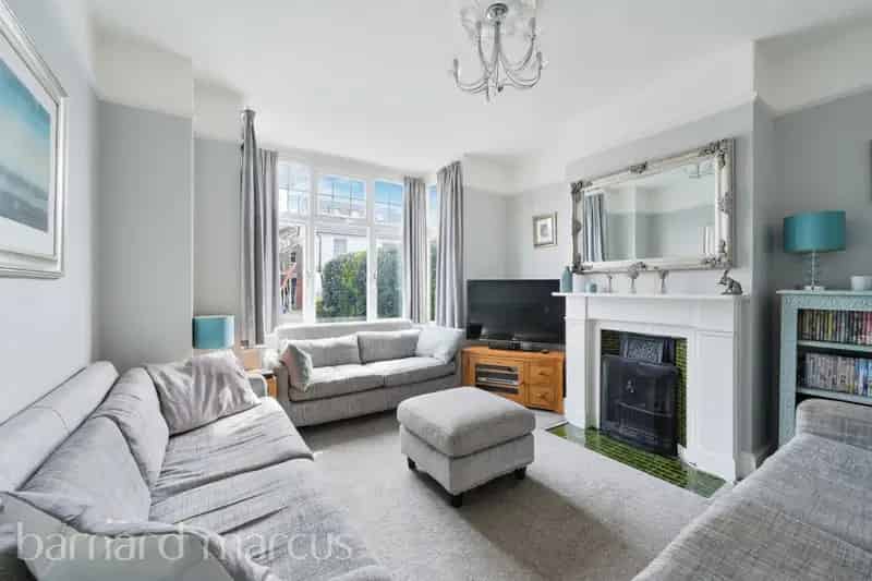 3 4 Bedroom Semi Detached House Near Epsom Station