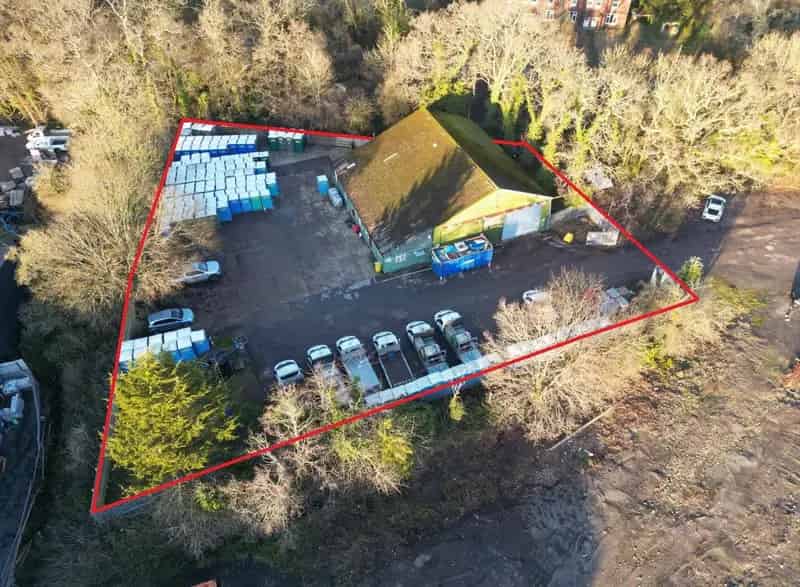 Industrial Warehouse Unit with Yard Near M27 M3