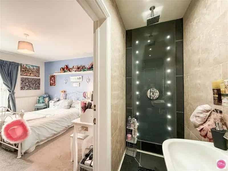 4 Bed House for Sale Spacious Family Home with Cinema Room and Gym