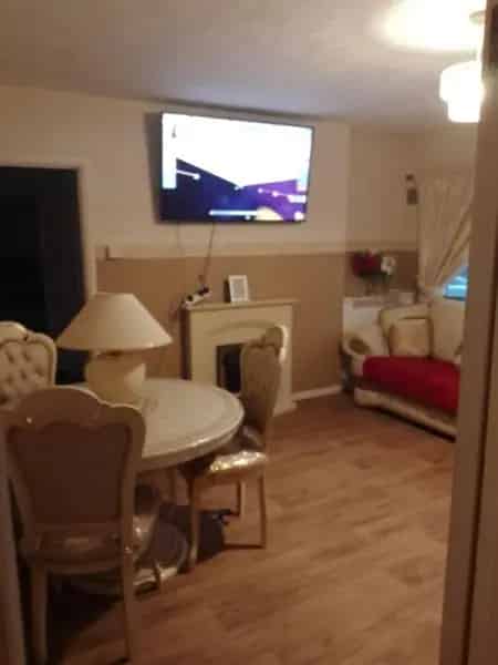 Property in Lovely Neighbourhood with Shared Garden