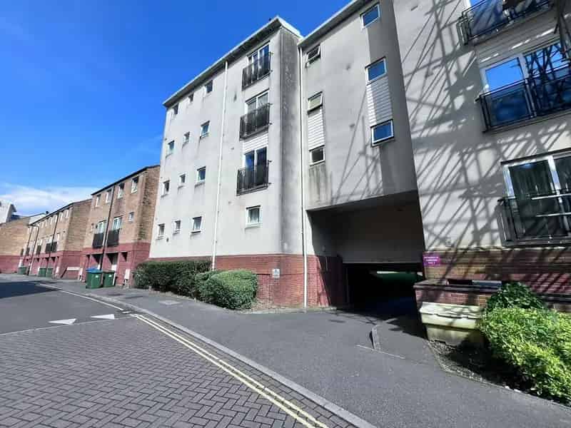 Southampton City Center 2-Bedroom Apartment with Parking