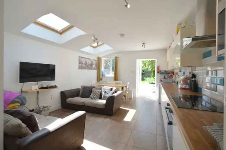 6 Bedroom Town House House to Rent