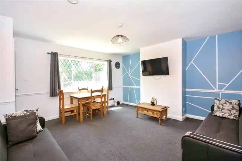Spacious 3-Bedroom Townhouse in Bramley Near Kirkstall