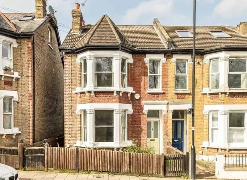 5 Bedroom Family Home Two Living Rooms Large Garden