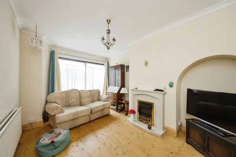 Three Bedroom Semi Detached House For Sale Shirley No Onward Chain