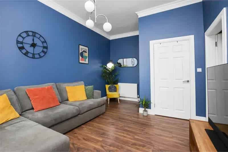 1 Bed Flat - Maindoor with 1 Reception Room