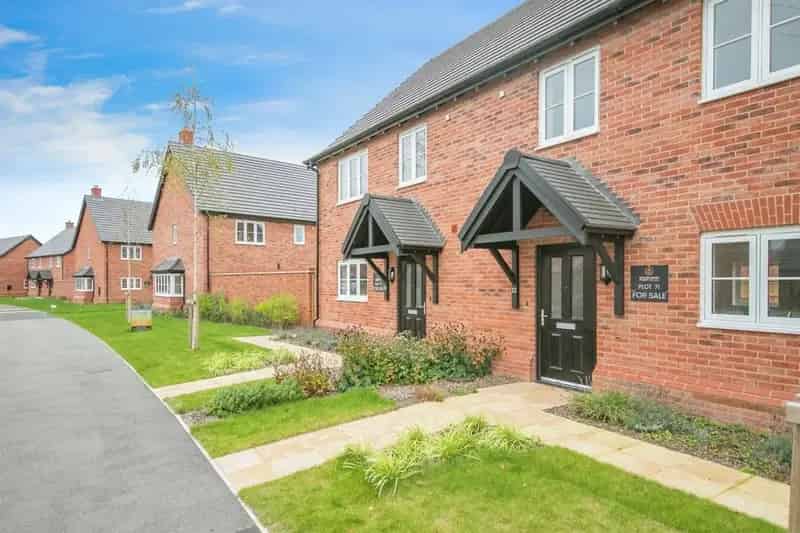 3 Bedroom House with Open Plan Living and Detached Garage