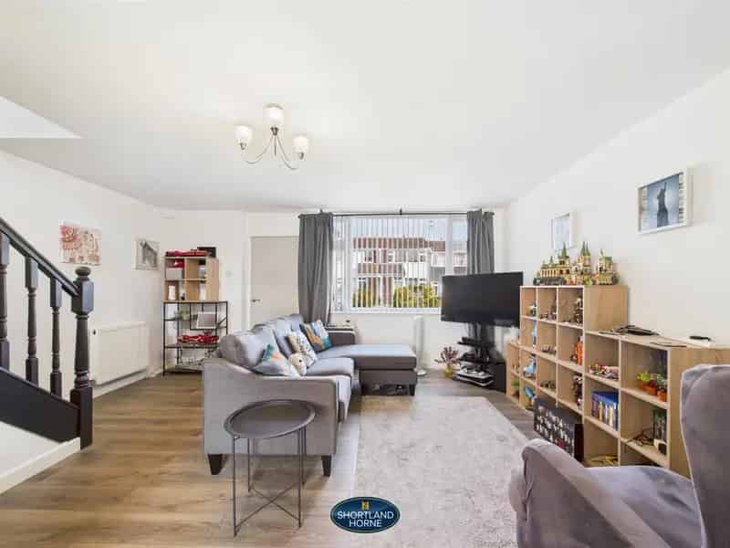 3 Bedroom Terraced House to Rent - Family Home Near Hospital and Motorway