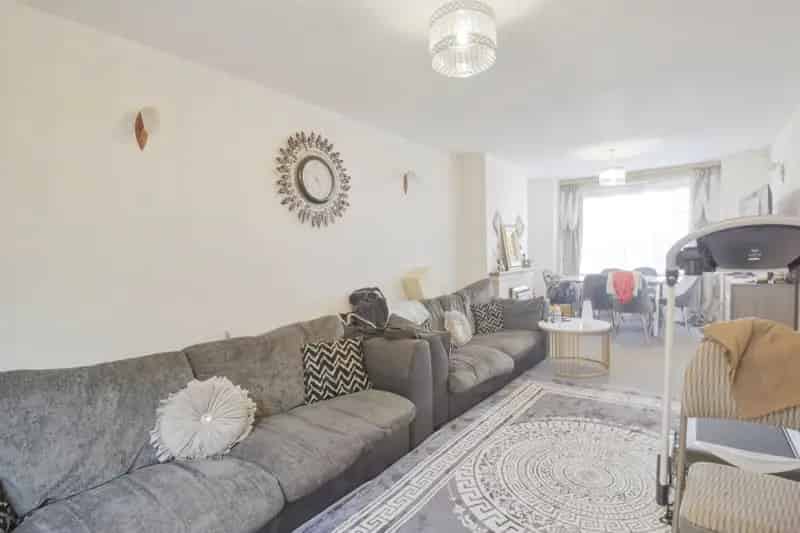 4-Bedroom Semi-Detached House with En-Suite and Garden