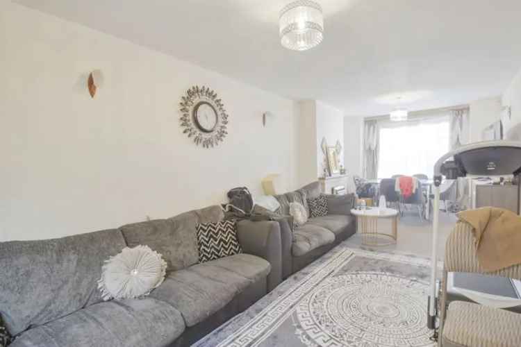4-Bedroom Semi-Detached House with En-Suite and Garden