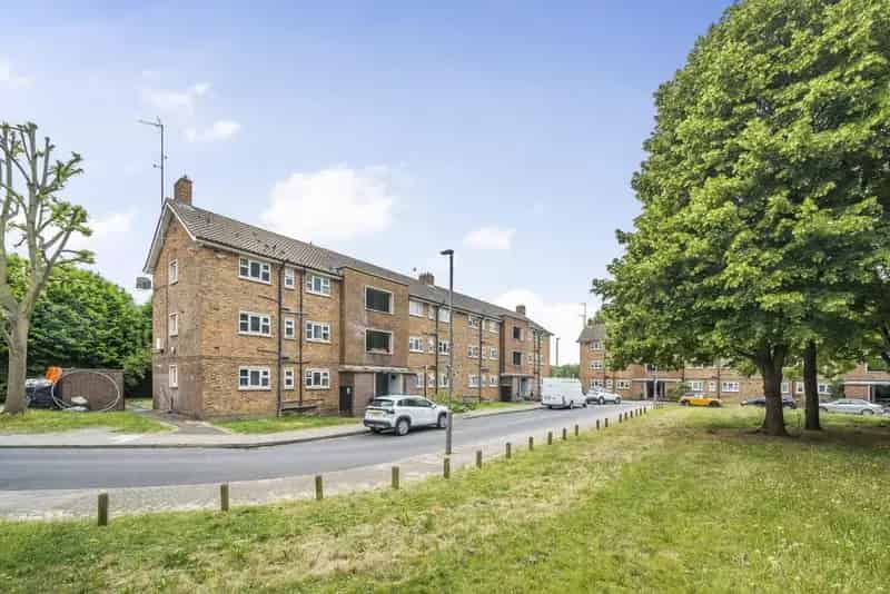 Two Double Bedroom Apartment with Balcony and Parking