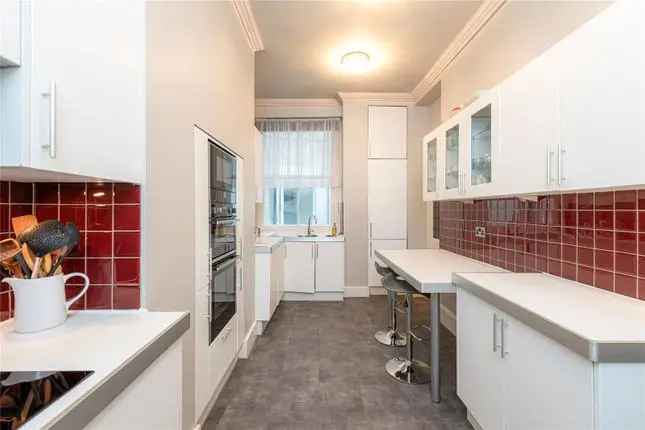 Flat to rent in Transept Street, London NW1