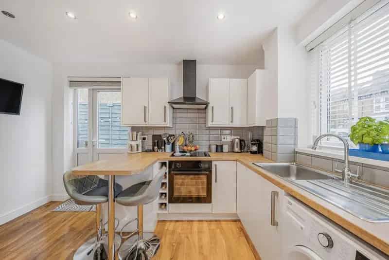 Four Bedroom Family House near Manor House Gardens