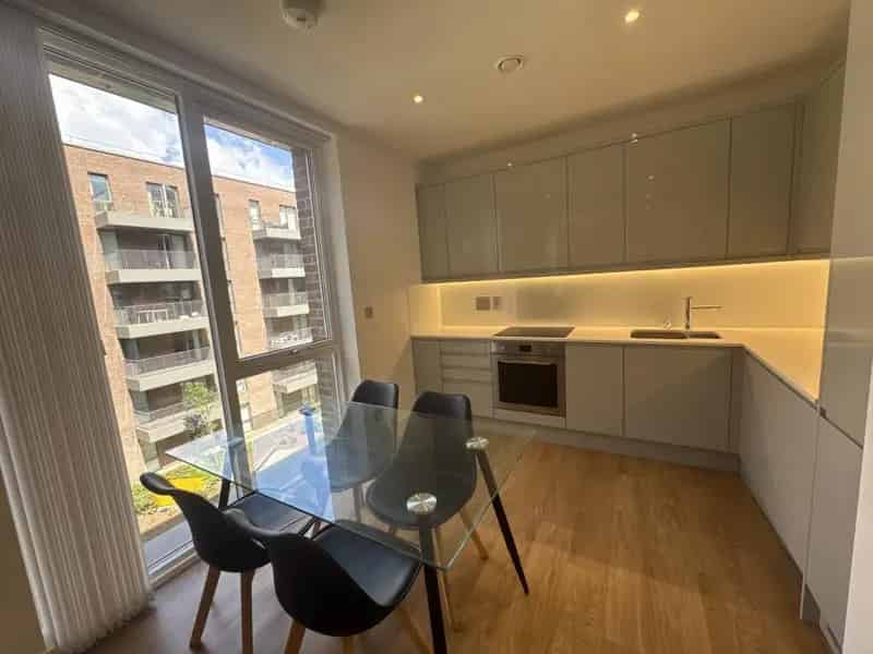 2 Bedroom Apartment Near Train Station with Gym and Concierge