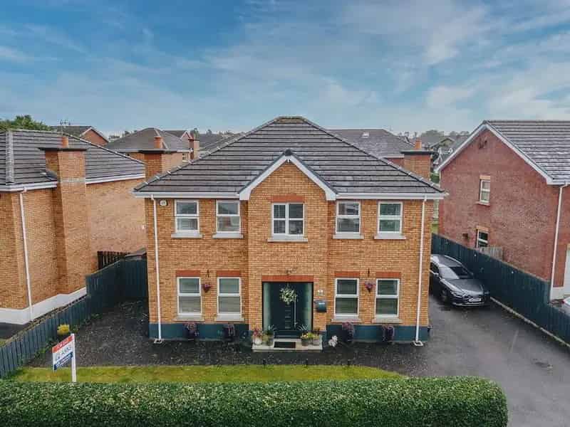 4 Bed Detached House with Garage and 3 Reception Rooms