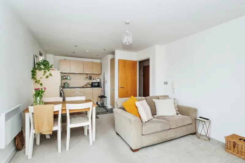 Luxury 1-Bed Apartment Green Quarter Secure Parking Balcony