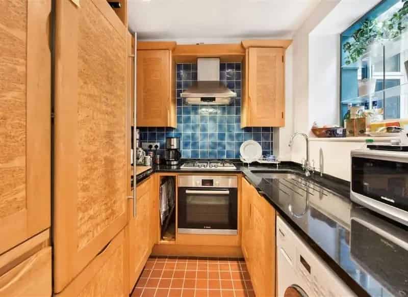 One Bedroom Flat with Front and Rear Gardens