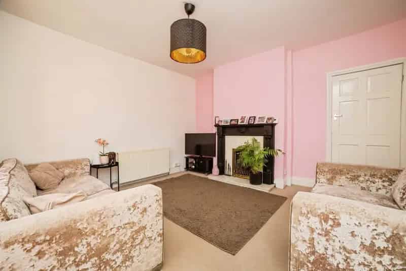 4 Bed House with Garden and Gas Fire