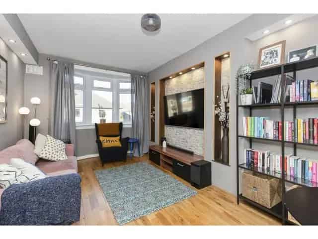 3 Bedroom Flat for Sale - Double Upper Apartment with Driveway and Garden