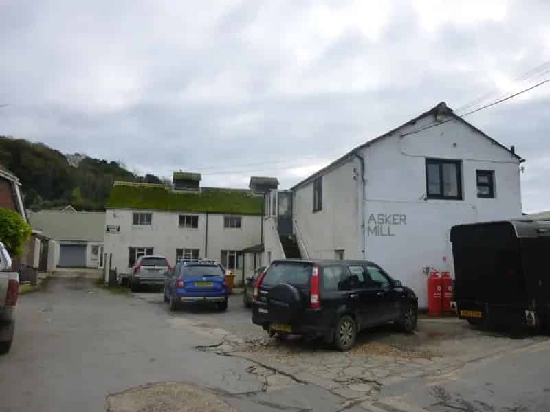 Industrial Building with Self Contained Flat