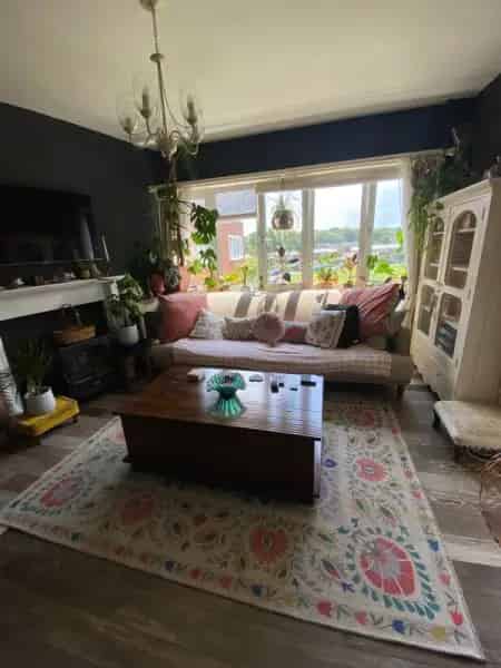 Spacious 2-Bed Flat near Thames Ditton Station