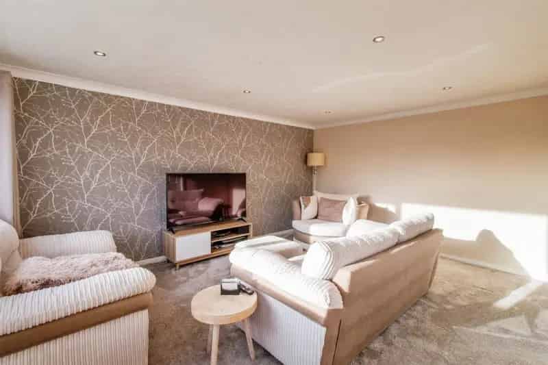 Four Bedroom Mid Terrace House Tingley