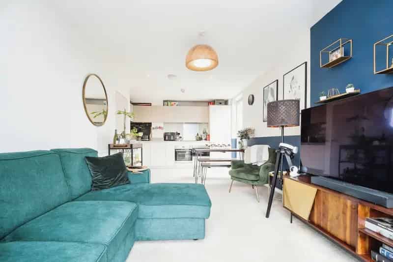 Modern 2-Bed Apartment near Canning Town Station