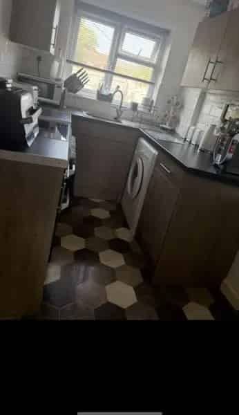2 Bedroom House Beautiful Decor Laminate Grey Carpet Large Garden