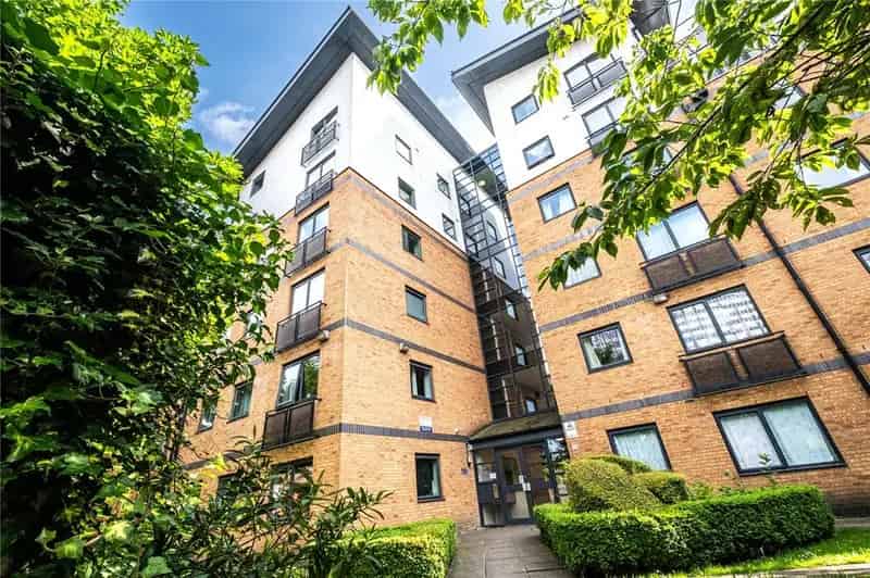 2 Bedroom Apartment for Sale - Refurbished, Allocated Parking, No Onward Chain