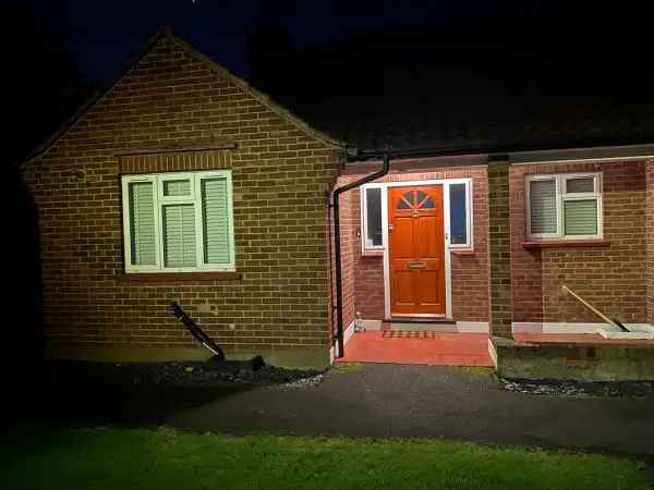 Bungalow For Rent in Borough of Runnymede, England