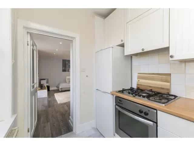 2 Bedroom Flat for Sale Private Garden Drive