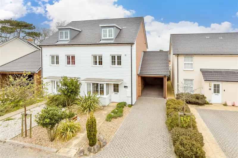 4 Bedroom Semi-Detached House for Sale Sholden Fields