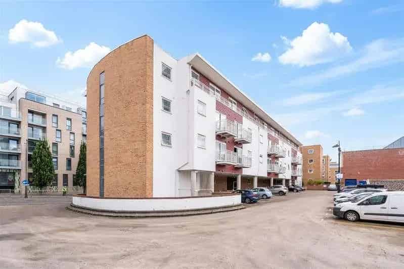 2 Bed Flat for Sale Epsom Town Centre Allocated Parking