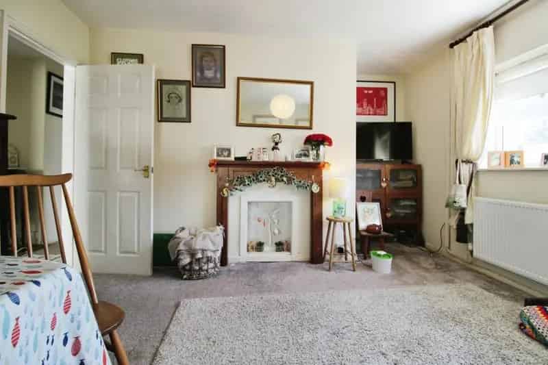 2 Bedroom Flat Extended Lease Private Garden Parking