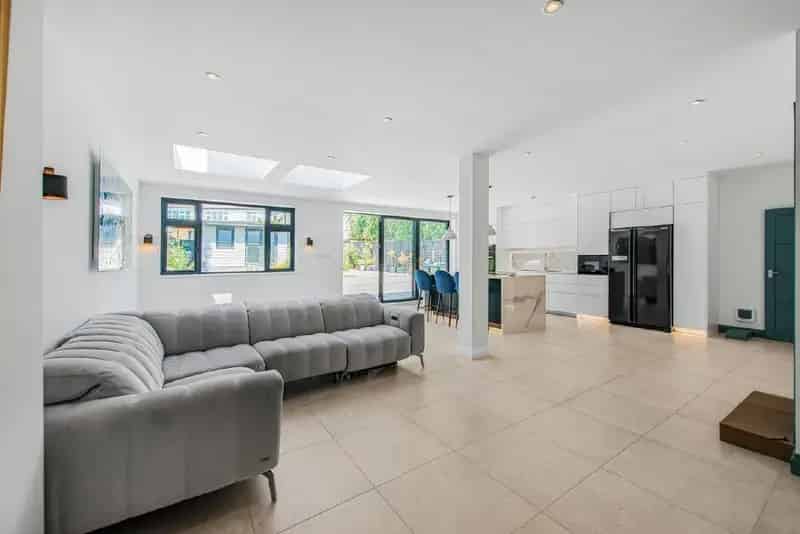 Four Double Bedroom Family Home with Three Bathrooms and Garden