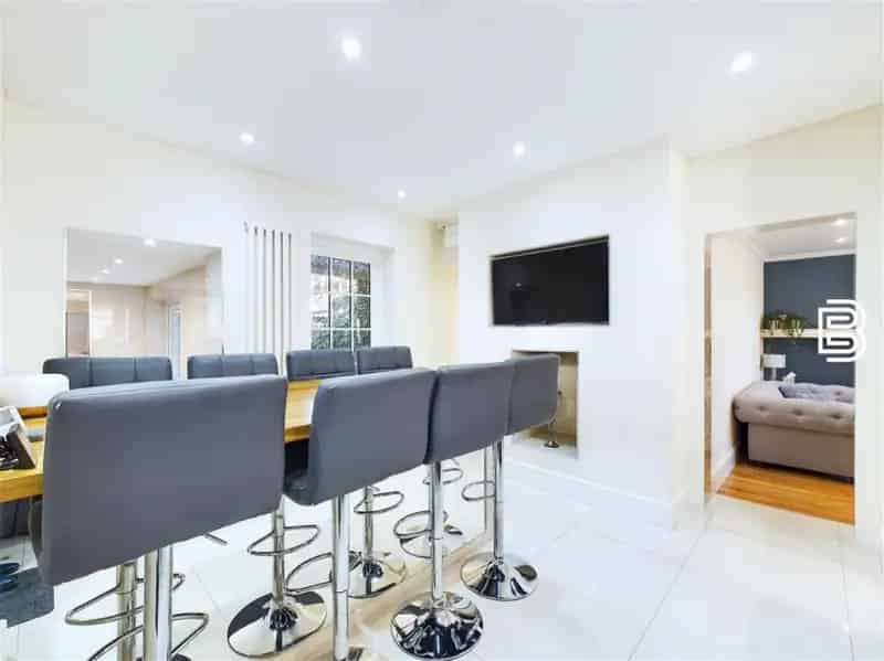 4 Bed Town Centre Home For Sale Garage Parking Modern Design