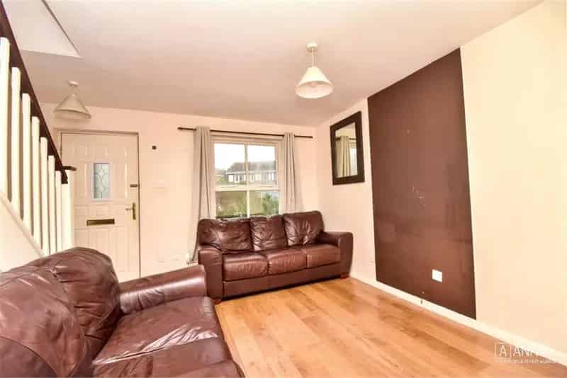 2 Bed Semi Detached House with Driveway and Garden