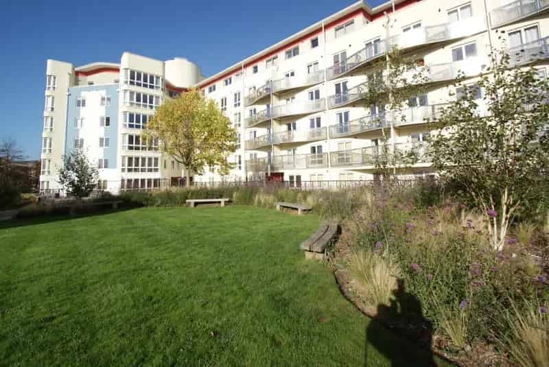 Spacious 1 Bedroom Harbourside Apartment
