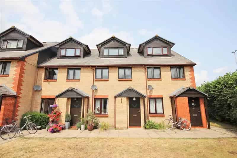 2 Bedroom Maisonette Near Beehive Centre and Train Station