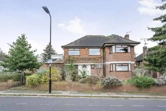 5 Bedroom Family Home for Sale in Ealing W5