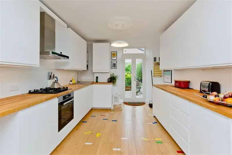 4 Bed House - Townhouse with 2 Reception Rooms