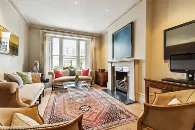 2-Bed 2-Bath Apartment with Private Garden in Chelsea SW10