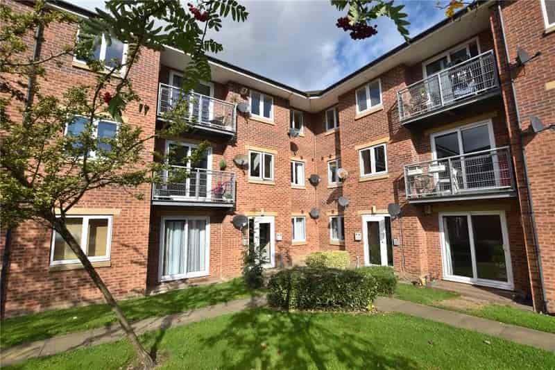 2 Double Bed Top Floor Apartment Rodley