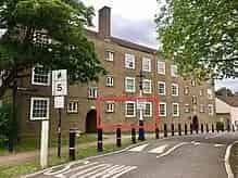 Spacious Ground Floor Flat with Modern Kitchen and Bathroom