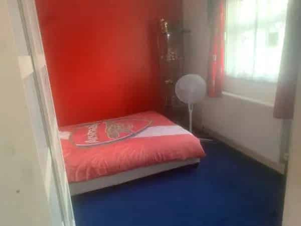 2 Bed Flat with Garden Near Excellent Schools and Transport