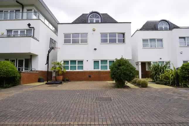 5 Bedroom Detached House for Sale in London N3