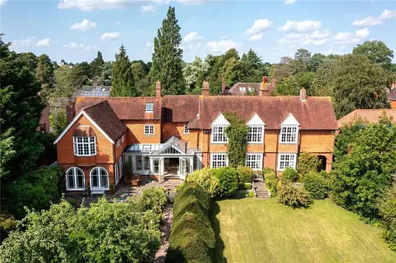6 Bedroom Detached House for Sale