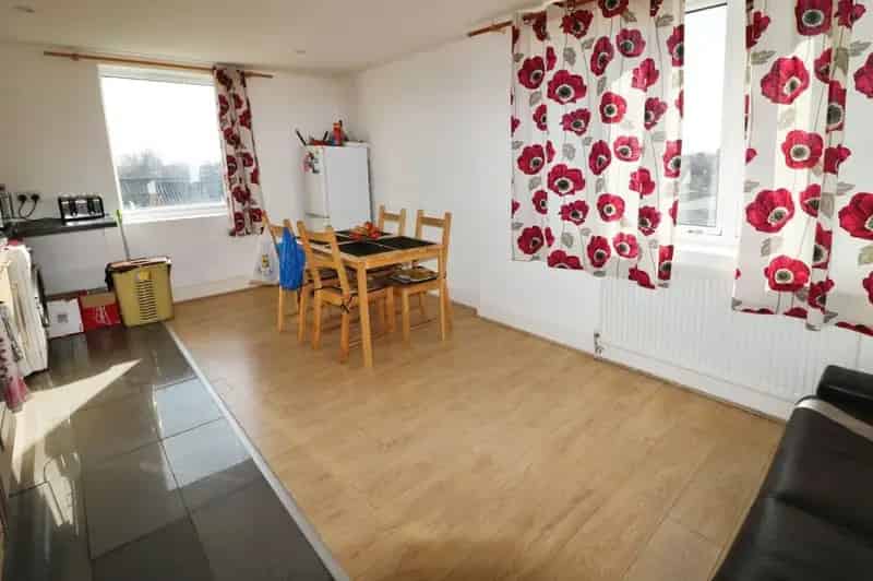 2 Bedroom Flat for Sale Ilford IG1 - Elizabeth Line