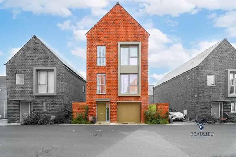 3 Bedroom Detached House for Sale in Beaulieu Park